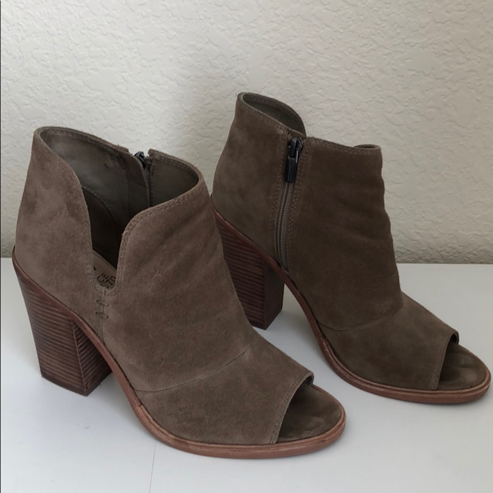 Vince Camuto Katleen Peep-Toe booties